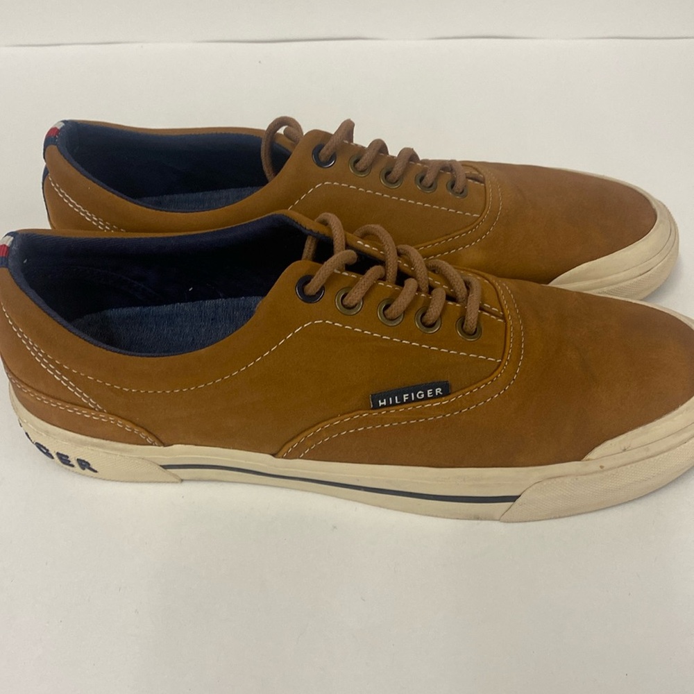 Tommy Hilfufer Men’s size 8 Pallet 6 sneakers tan with crème rubber soles